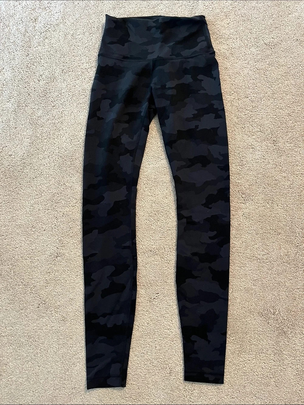 Lululemon Women's Size 4 Black Camo Leggings
